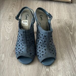 FIONI Clothing Navy Peep Toe Heels